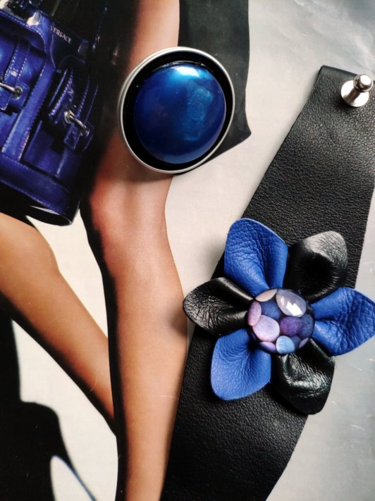 Bague-capsule bleu indigo 3.5cm de diamètre et Bracelet Manchette (bras ou cheville) cuir véritable et capsule de café agrémentée d'une fleur de cuir 2 tons et d'un cabochon de verre. Cuir très souple, adaptable à la taille du poignet (6 trous). Lo