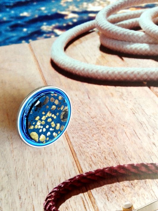 bague-capsule  et cuir réglable,couleurs de le mer et reflets d'or, 3.5 cm diam.