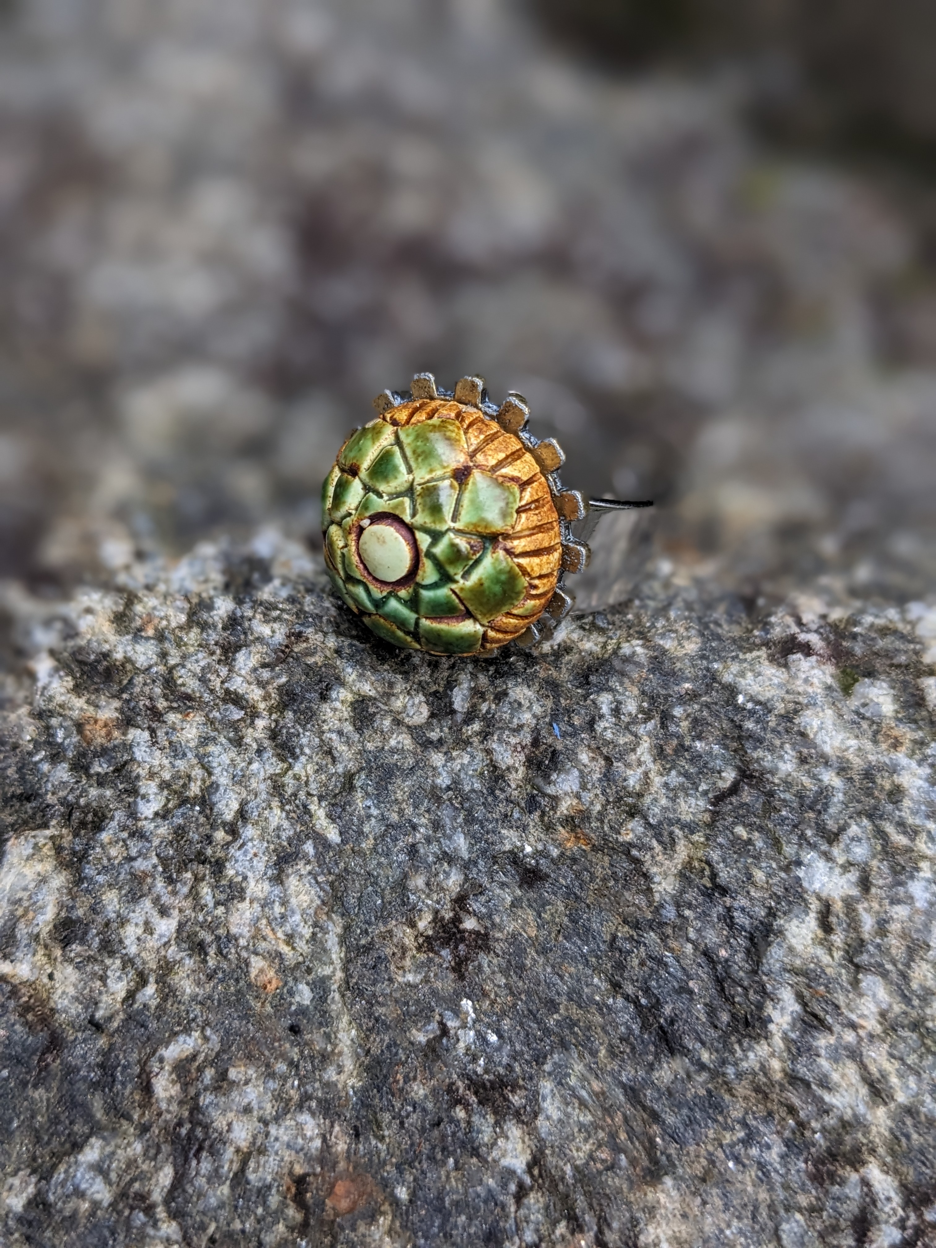 bague réglable réalisée avec des éléments de récupération , 1 cm diam.