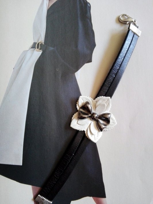 Bracelet (18 cm) double lanière de cuir, petite fleur cuir de récupération et nœud gris métallisé (récup)