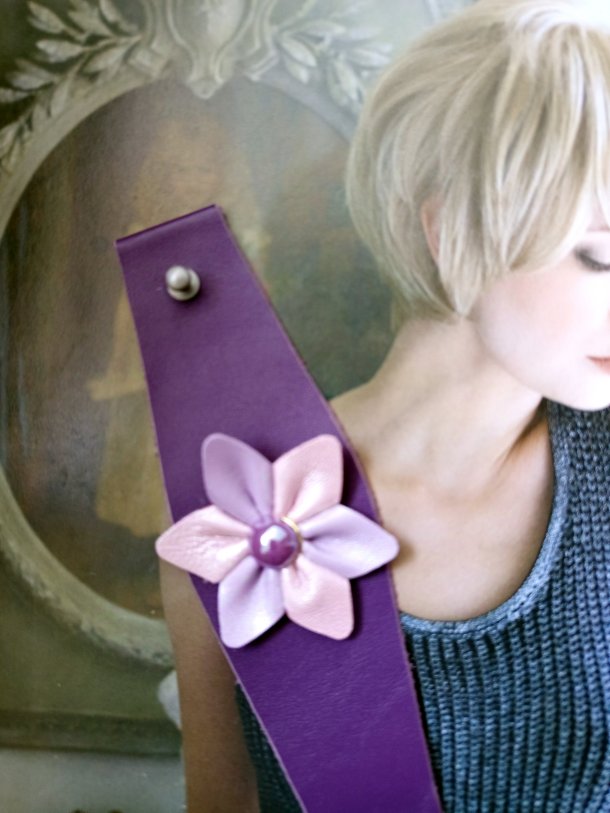 Bracelet Manchette (bras ou cheville) cuir véritable agrémenté d 'une fleur de cuir de récupération . Cuir très souple, adaptable à la taille du poignet (6 trous) . Longueur totale de la manchette : 24.5cm
