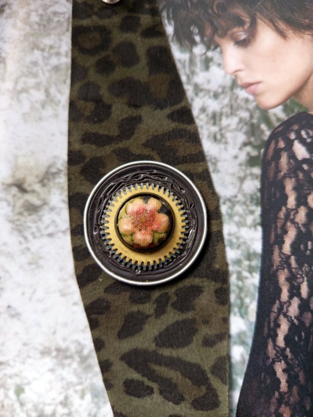 Bracelet Manchette (bras ou cheville) cuir véritable agrémenté d 'un élément de récupération sur dosette de café . Cuir très souple, adaptable à la taille du poignet (6 trous) .