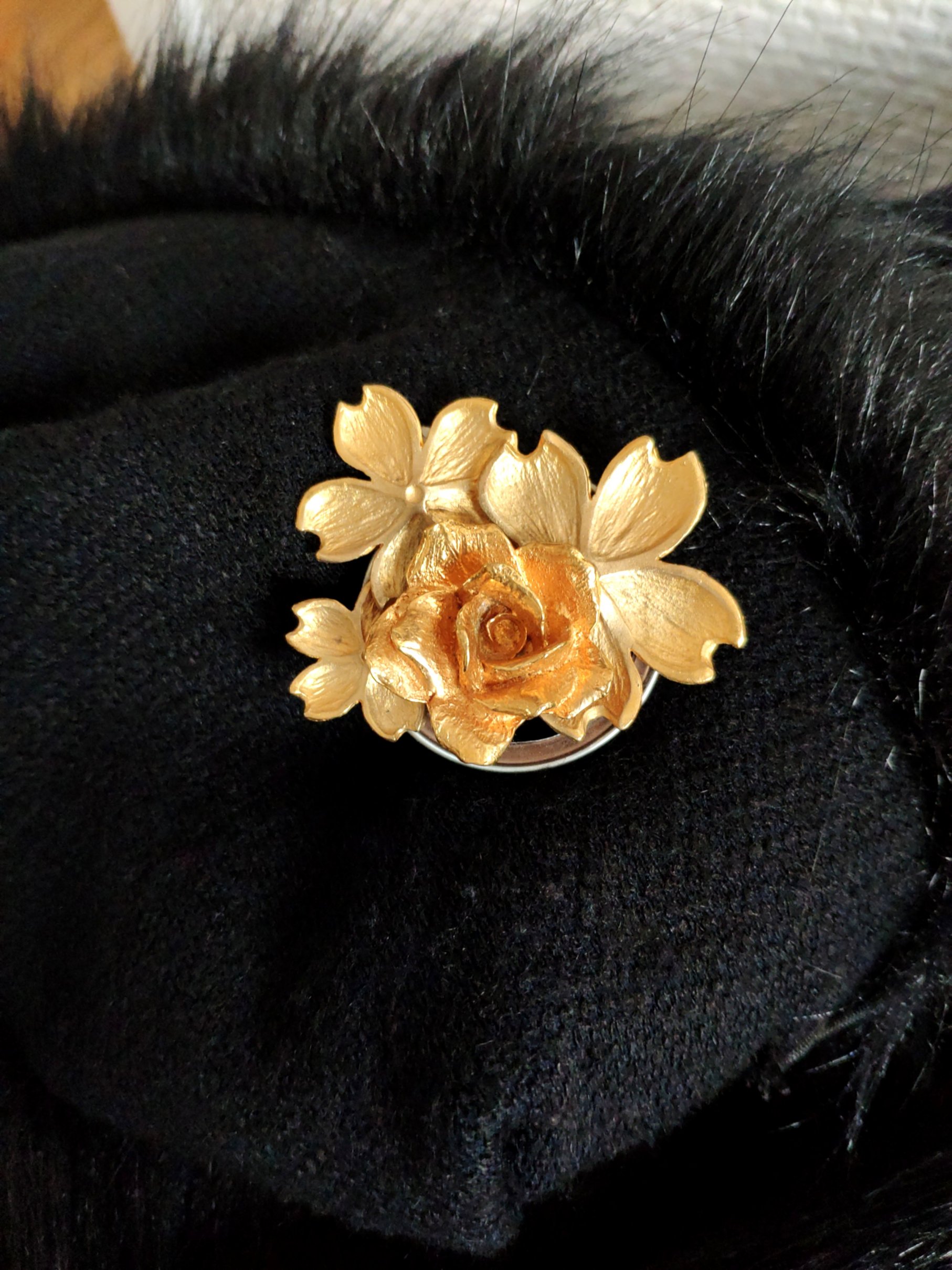 Broche "fleur de rocaille", capsule de café et éléments de récupération