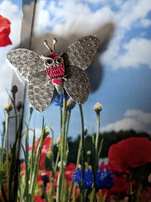 Petite broche choutte-papillon réalisée avec divers éléments de récupération