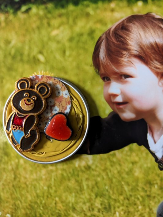 Amusante et originale petite broche "doudou", réalisée avec divers éléments de récupération