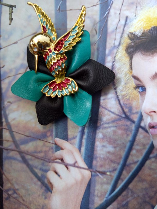Très belle broche fleur de cuir turquoise et noire et bel oiseau, réalisée avec divers éléments de récupération