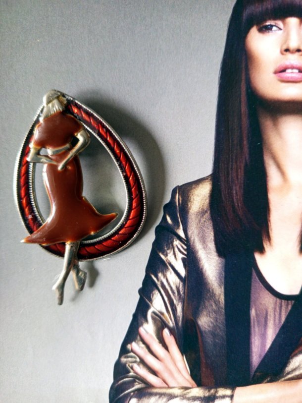 Broche retro ann&eacute;es 20, r&eacute;alis&eacute;e &agrave; partir de divers &eacute;l&eacute;ments de r&eacute;cup&eacute;ration
