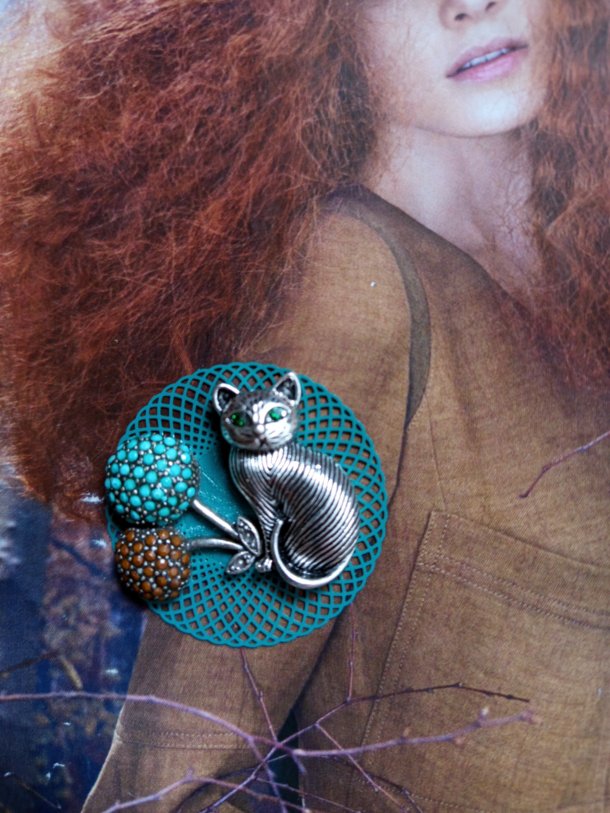 Broche "chaton" r&eacute;alis&eacute;e &agrave; partir de divers &eacute;l&eacute;ments de r&eacute;cup&eacute;ration