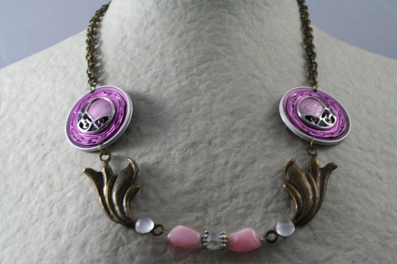 collier bronze et vieux rose réalisé avec 2 capsules de café et des bijoux de récupération (motifs bronze, perles roses et strass blancs, émail vieux rose.
