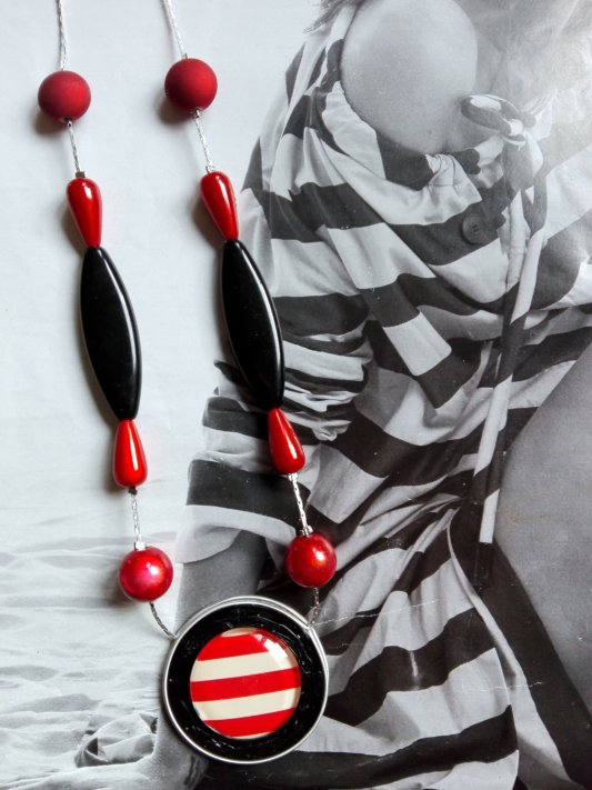 collier capsule monté sur serpentine , modernité en noir et rouge