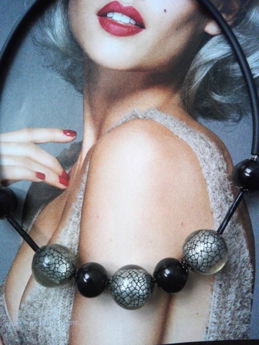 Collier capsule de café et perles de récupération (grises et noires), monté sur câble recouvert de bunacord