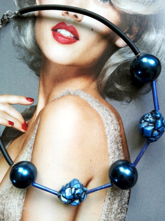 Collier total look bleu métal, perles de récupération , monté sur câble recouvert de bunacord. Environ 45 cm