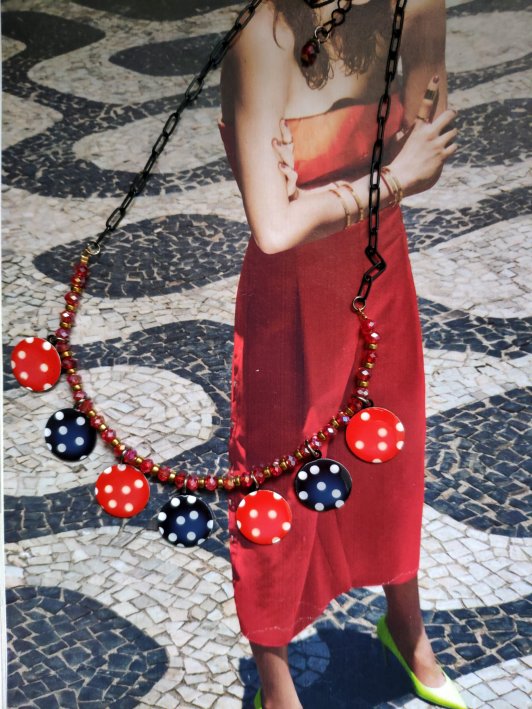 collier perles de récupération, petits pois rouges et noirs