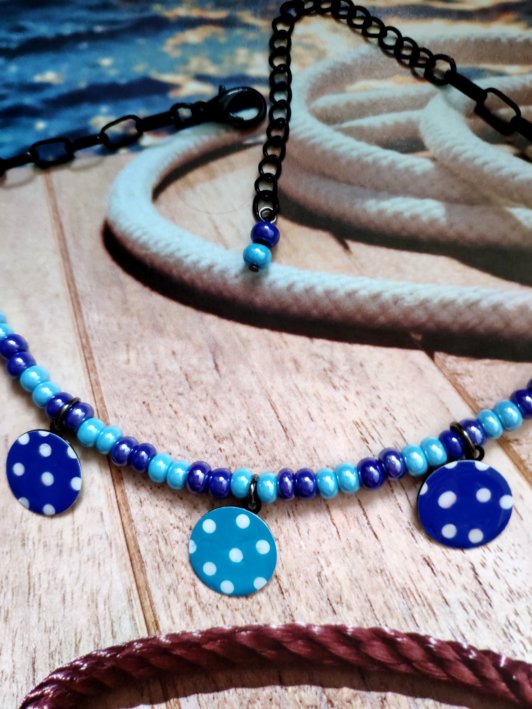 collier petites perles de verre , petits pois bleus et turquoises, plein de fraîcheur!