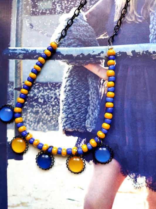 collier petites perles de verre bleues et jaunes ,  plein de fraîcheur et de soleil!
