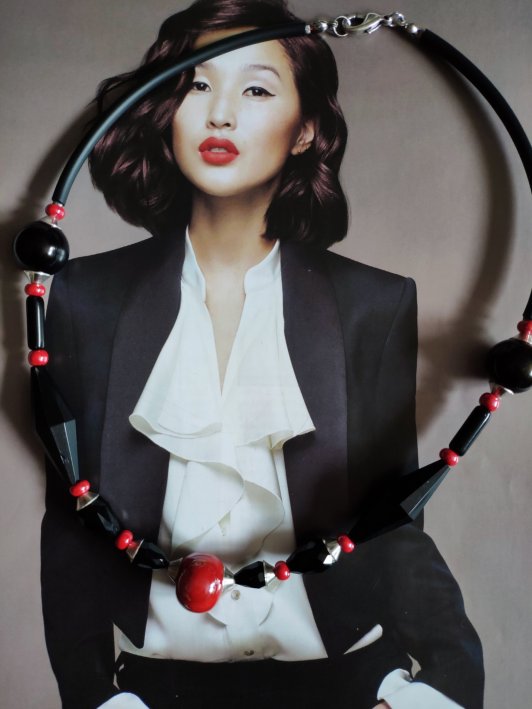 Collier rouge et noir, perles de récupération, monté sur câble recouvert de bunacord (longueur environ 49cm).