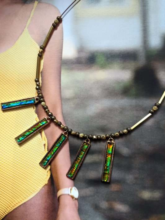 Collier (environ 45cm) , réalisé avec perles irisées de récupération , monté sur câble