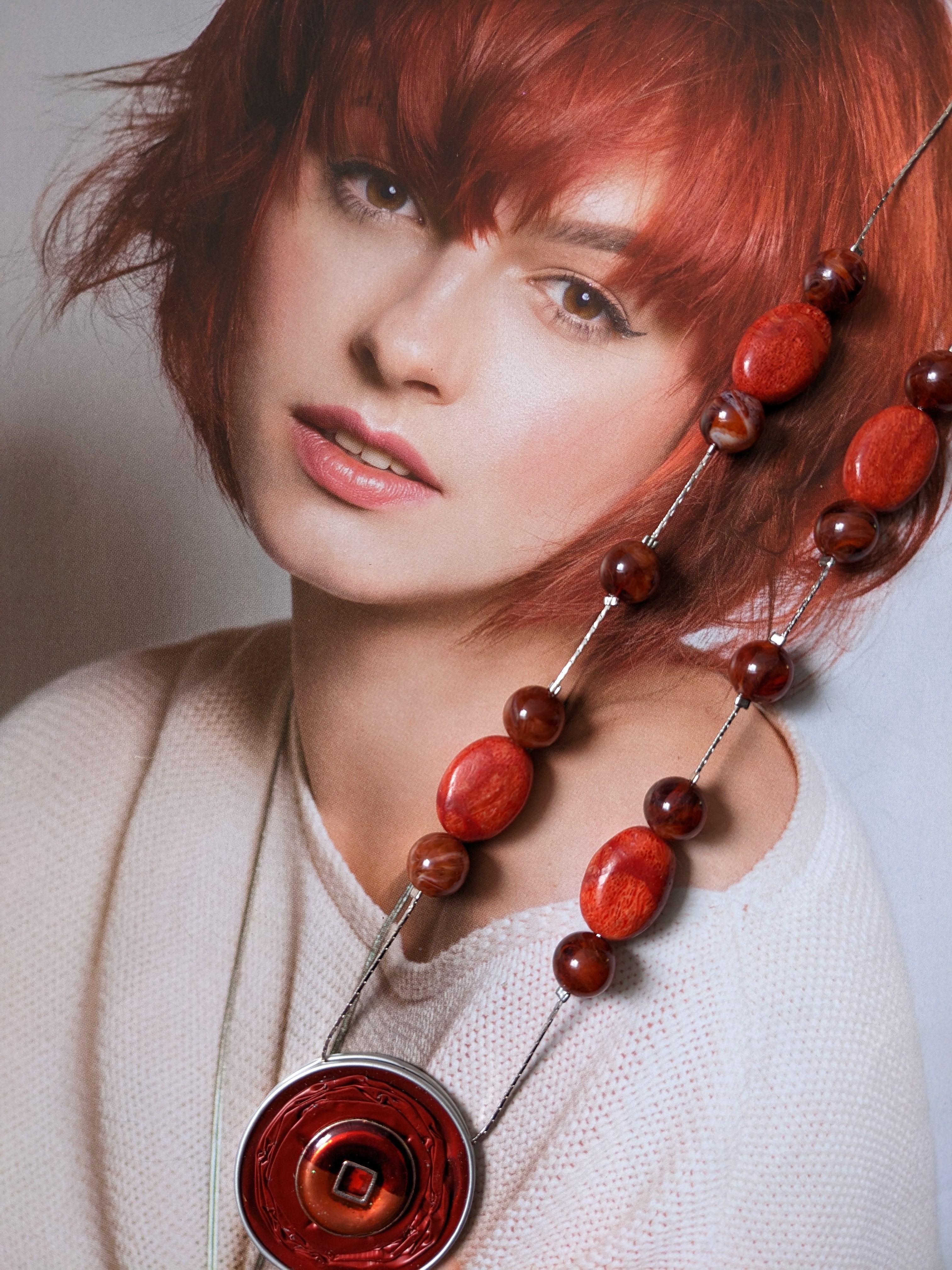 Collier (environ 52cm)réalisé avec capsule de café, arbre de vie et perles de récupération , monté sur serpentine.