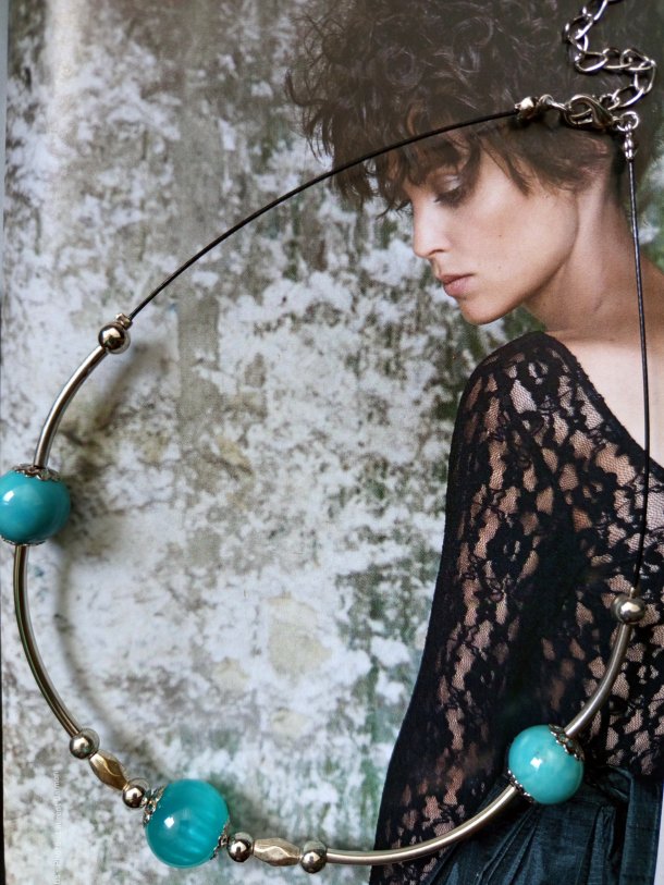 Collier, réalisé avec perles de récupération, monté sur câble
