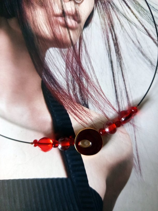 Collier réalisé avec élément et perles de récupération, monté sur câble