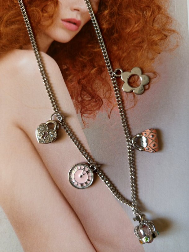 Collier breloques réalisé à base de récupération diverse