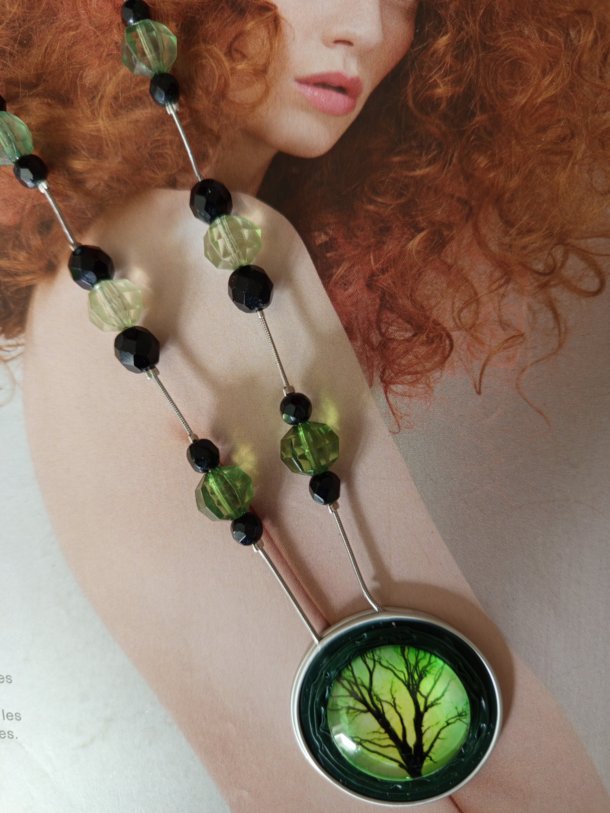 Collier (environ 52cm)réalisé avec capsule de café, arbre de vie et perles de récupération , monté sur serpentine.