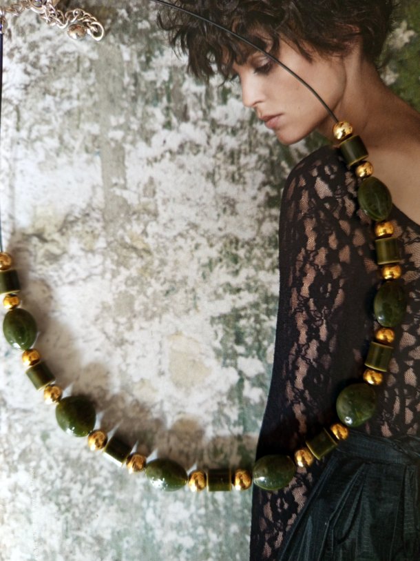 Collier réalisé avec perles de récupération, monté sur câble