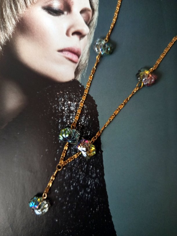 Collier réalisé avec de ravissantes perles de récupération montées sur chaînette dorée