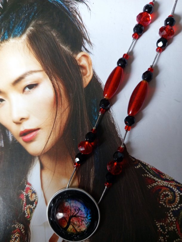 Collier (environ 52cm)réalisé avec capsule de café, arbre de vie et perles de récupération , monté sur serpentine.