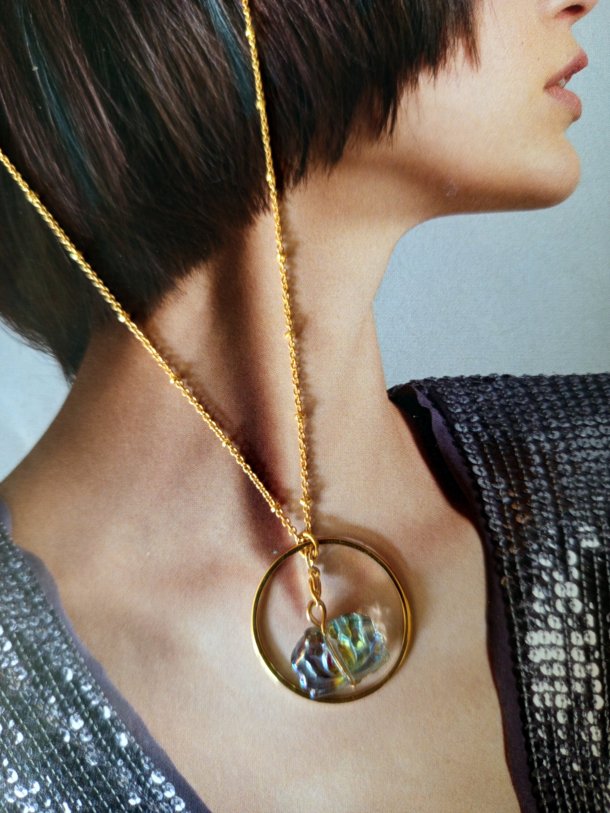 Collier réalisé avec des éléments de récupération, monté sur chainette dorée