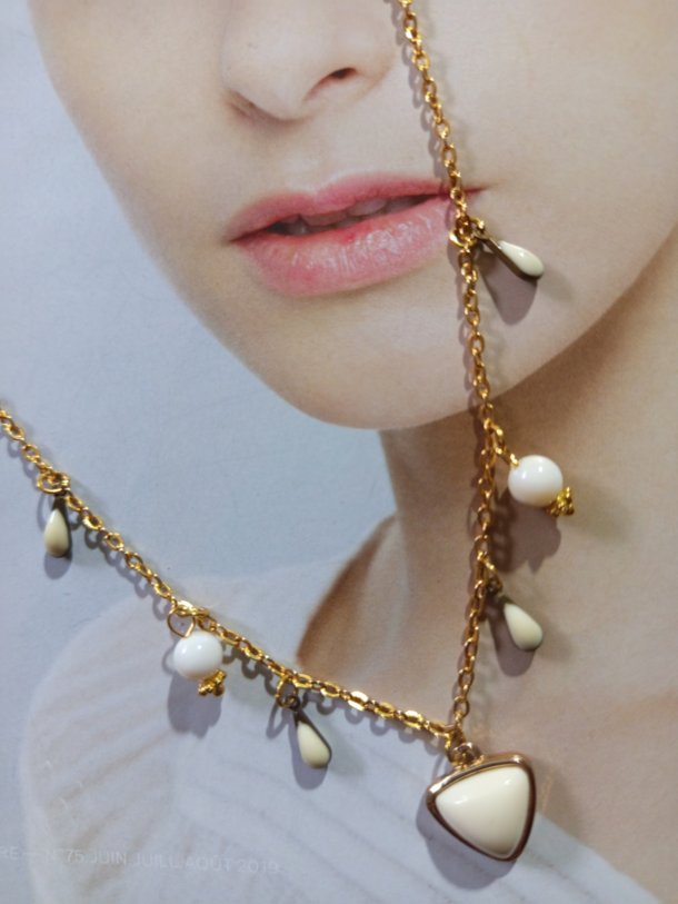 Collier breloques, r&eacute;alis&eacute; &agrave; partir de r&eacute;cup&eacute;ration