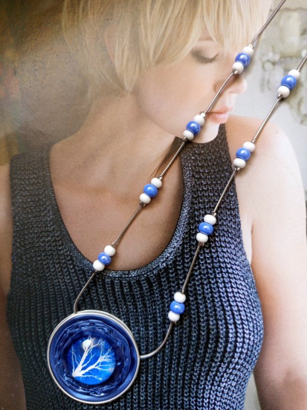 Collier (environ 50cm)r&eacute;alis&eacute; avec capsule de caf&eacute;, arbre de vie et perles de r&eacute;cup&eacute;ration , mont&eacute; sur serpentine.
