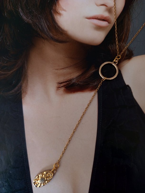 Collier forme Y r&eacute;alis&eacute; avec de la r&eacute;cup&eacute;ration ,  mont&eacute; sur cha&icirc;ne (neuve)en acier inoxydable