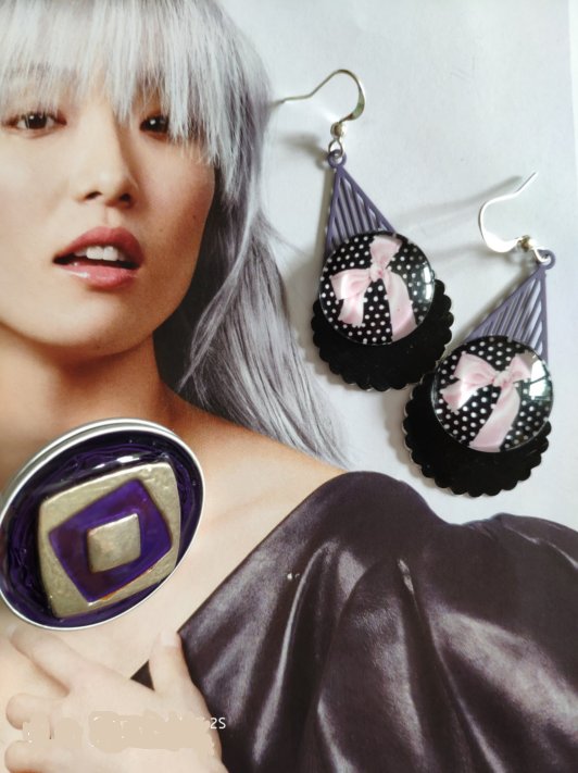 Offre duo cadeau, bague capsule de café et élément de récupération métal émaillé argenté et violet, associé à une charmante paire de boucles pour oreilles percées, style pin-up , petits nœuds à la douce couleur crocus!