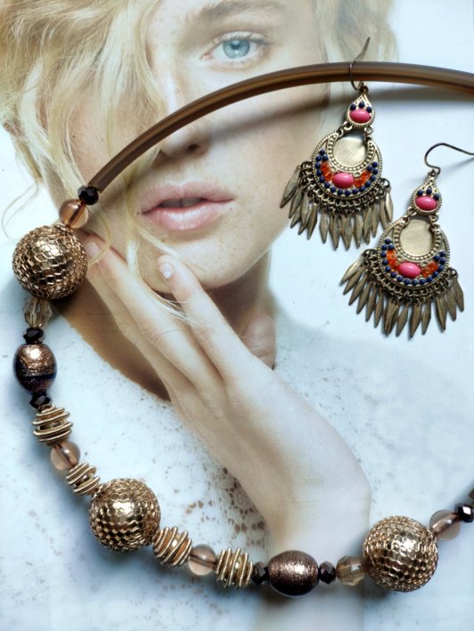 Offre duo: collier aux très jolies perles et éléments de récupération, tonalités dorées , beaucoup de charme et de classe , associé à des boucles très légères pour oreilles percées.