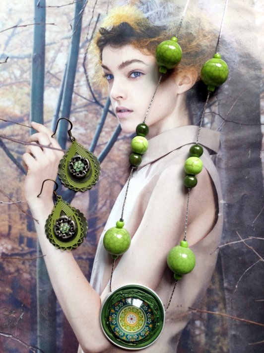 Offre duo: collier aux très jolies perles camaieu vert , beaucoup de lumière et transparence , associé à des boucles capsule et récup, très légères, pour oreilles percées
