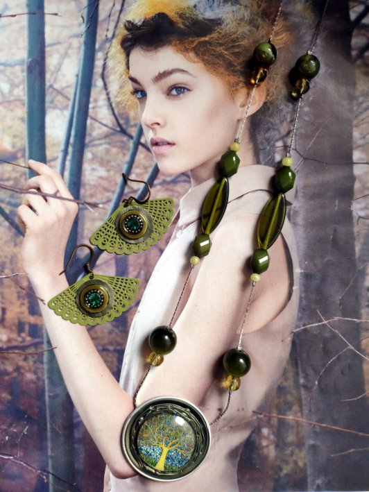 Offre duo: collier aux très jolies perles camaieu vert , beaucoup de lumière et transparence , associé à des boucles capsule et récup, très légères, pour oreilles percées
