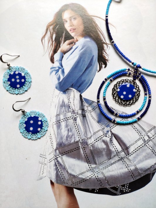 Offre duo: collier aux très jolies mini perles bleues , beaucoup de fraîcheur et de lumière,fermeture élastique, très pratique, associé à des boucles très légères, petits pois bleus et blancs sur fond bleu clair, pour oreilles percées