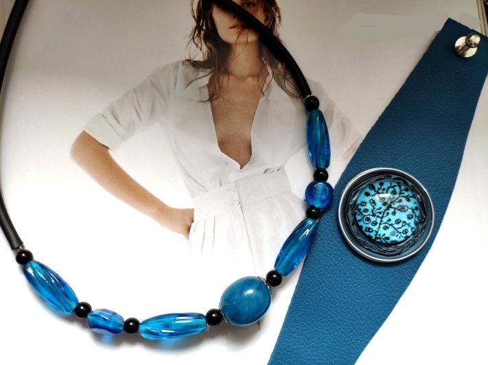 collier perles bleues à  la transparence brillante monté sur câble recouvert de bunacord associé à une manchette cuir (environ 24.5 cm de longueur)
