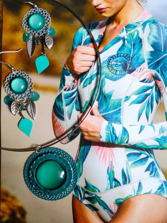 Offre duo: Pendentif capsule de café et son estampe filigranée .Vendu avec tour de cou; pendentif associé à une paire de boucles très légères pour oreilles percées