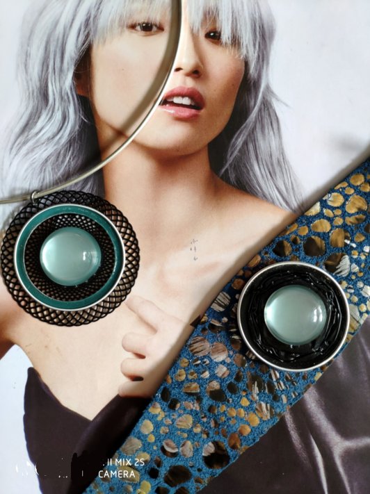 Offre cadeau duo: Transparence vert d'eau très clair rehaussé par l'estampe noire filigranée pour ce pendentif capsule de café et son cabochon de verre.Vendu avec tour de cou; pendentif associé à une manchette cuir (environ 20.5 cm de longueur)