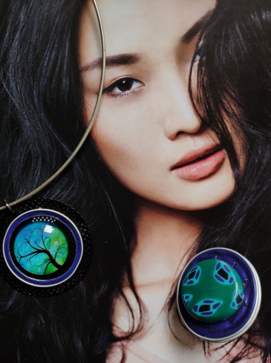 Offre cadeau duo: Pendentif capsule de café et son estampe filigranée recouverte d'un cabochon de verre aux lumineuses tonalités,vendu avec tour de cou, associé à une bague capsule bleu électrique et audacieux turquoise(3.5cm diam)