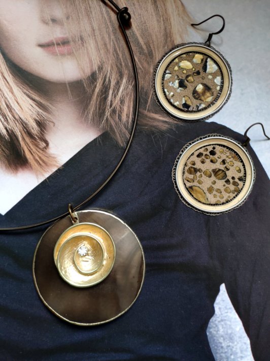 Jeu de matières (nacre , cuir, aluminium, métal) et palette de couleurs neutres pour cette offre duo : Pendentif capsule de café vendu avec tour de cou,associé à une paire de boucles très légères, pour oreilles percées