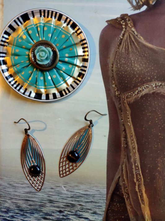 Offre duo ,combinaison broche capsule (5.5cm diam) et boucles pour oreilles percées, aux couleurs turquoise, or et bronze , beaucoup de glamour et de lumière.