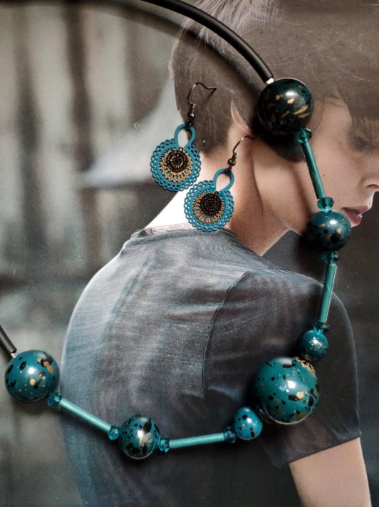 Offre cadeau duo: collier capsule turquoise foncé , petites touches noires et or, associé à d'adorables petites boucles pour oreilles percées(3.5cm diam)