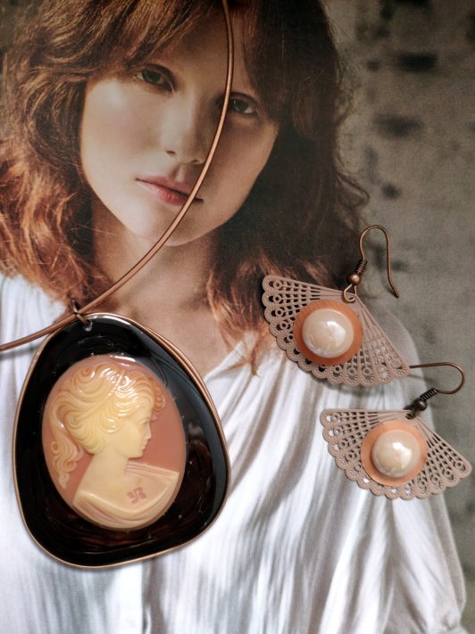 boucles d'oreilles, très légères pour oreilles percées et pendentif (capsule de thé) tendance bijou du moment, charmant camée, empreint de grâce et d'histoire, très féminin, aux teintes naturelles rehaussées par le brun profond de la dosette