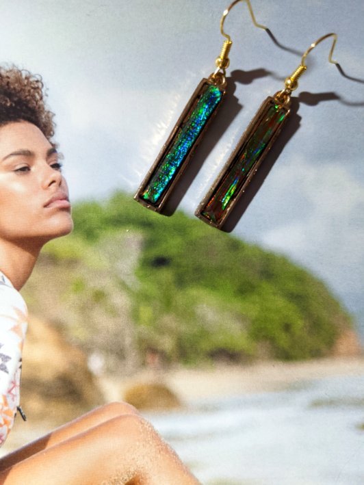 Boucles d'oreilles réalisées avec divers éléments de récupération, pour oreilles percées