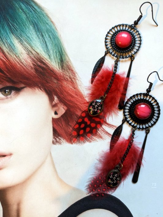 Boucles d'oreilles réalisées avec plumes et éléments de récupération, pour oreilles percées