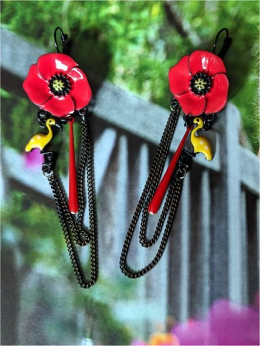 Boucles d'oreilles réalisées avec divers éléments de récupération, pour oreilles percées