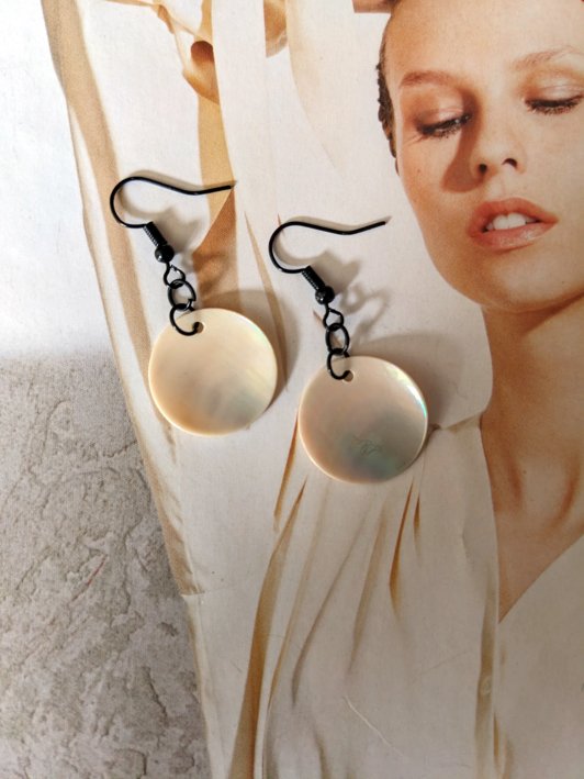 Boucles d'oreilles en nacre réalisées avec des éléments de récupération, pour oreilles percées